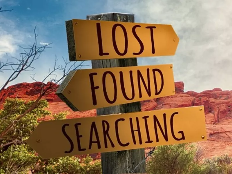 3 Schilder mit der Aufschrift "lost, found, searching