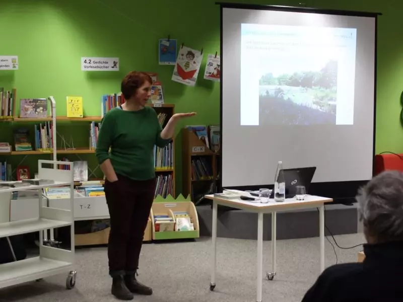Landschaftsgärtnerin Sabine Kroehs bei einem Vortrag in der Stadtbücherei Östringen 