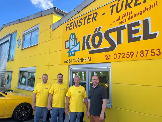 Stefan und Jonas Köstel (1. u. 2.v.l.) haben jetzt unlängst von Hans-Peter Köstel (2.v.r.) den Fensterbaubetrieb Köstel am westlichen Odenheimer Industriegebiet übernommen. Bürgermeister Felix Geider (r.) gratulierte zur Fortführung des Familienhandwerkbetriebs